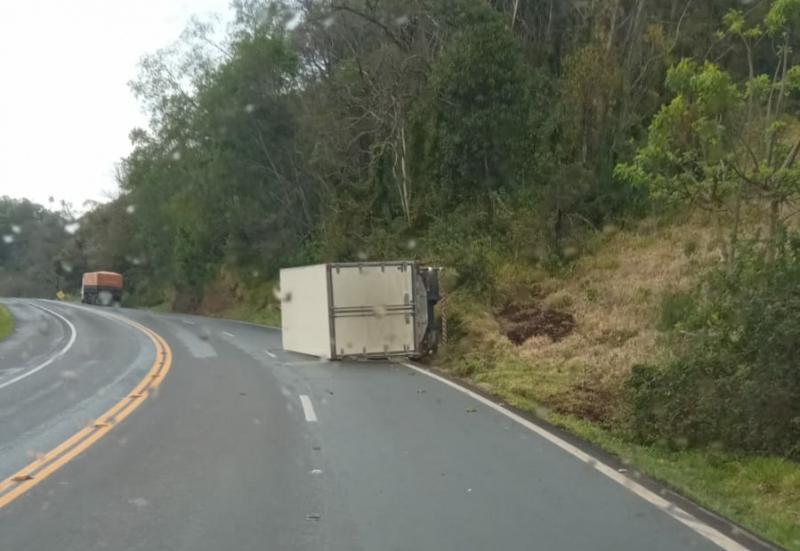 CandÃ³i: CaminhÃ£o vazio toma na BR 277 