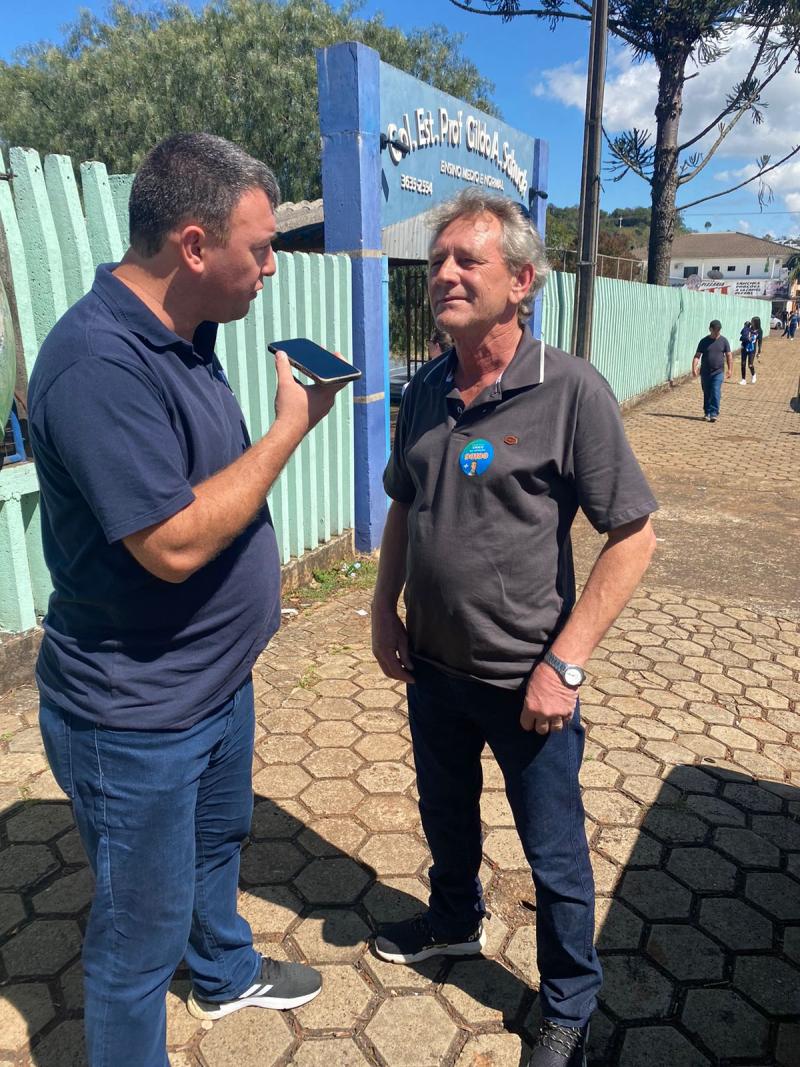Candidato a deputado estadual de Laranjeiras do Sul, â€œChico da lotaÃ§Ã£oâ€ votou no ColÃ©gio Ã‰rico VerÃ­ssimo pela manhÃ£