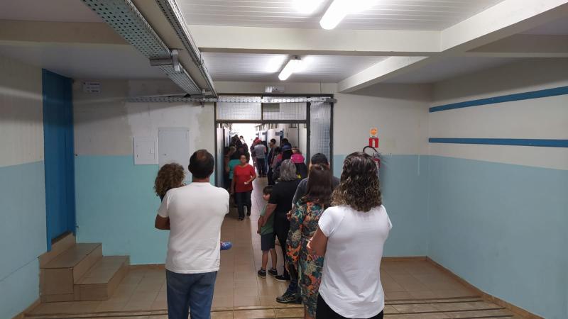 VotaÃ§Ã£o no ColÃ©gio Gildo AluÃ­sio Schuck mesmo com filas, mantÃ©m bom fluxo
