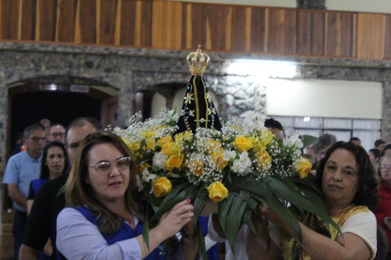 Dezenas de fiÃ©is participaram do 1Âº dia da Novena em louvor a Nossa Senhora Aparecida em Laranjeiras do Sul