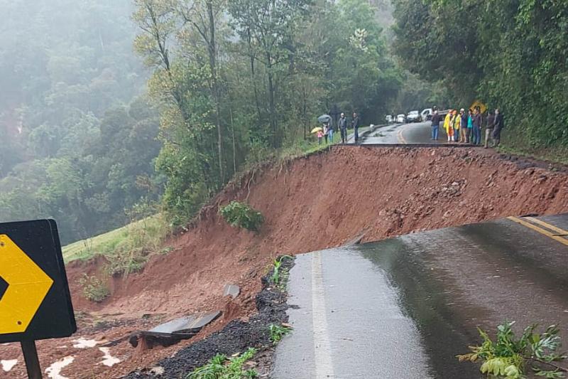Chuvas provocam deslizamento na PR-182 e exigem cautela nas rodovias do Sudoeste