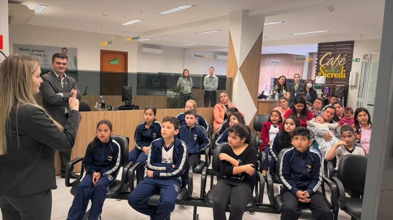 Sicredi desenvolve projeto de EducaÃ§Ã£o Financeira com alunos da Escola Municipal Ãgua Verde de Laranjeiras do Sul 