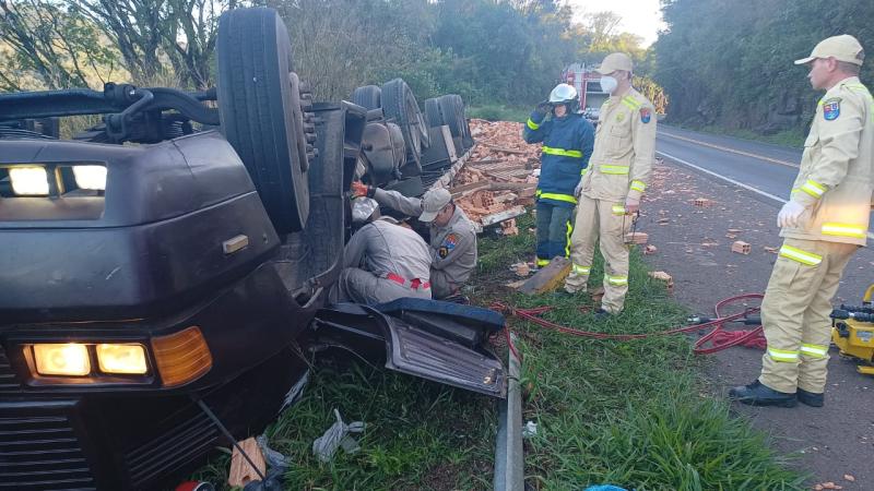 CandÃ³i: Motorista morre apÃ³s tombar caminhÃ£o carregado com tijolos 