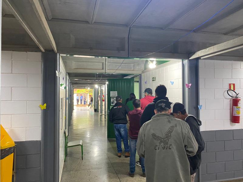 VotaÃ§Ã£o iniciou tranquila em Laranjeiras do Sul, com poucos eleitores na 1Âª hora de votaÃ§Ã£o