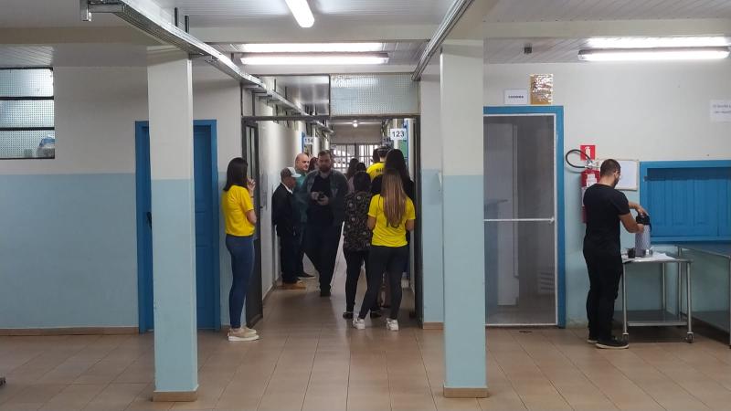 VotaÃ§Ã£o segue normal nos colÃ©gios Gildo e Ã‰rico VerÃ­ssimo em Laranjeiras do Sul