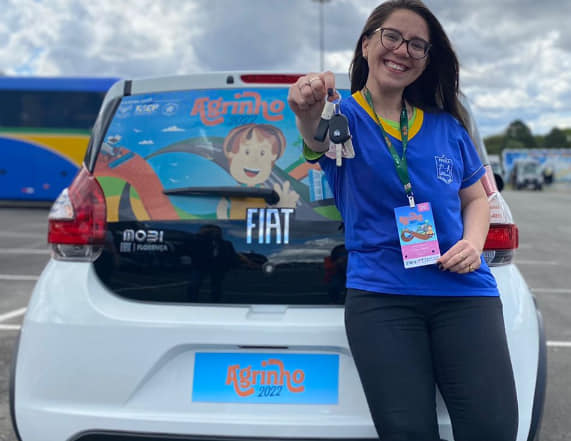 Professora Ana Karoline Machado, da Escola AluÃ­sio Maier foi contemplada com um carro no Programa Agrinho