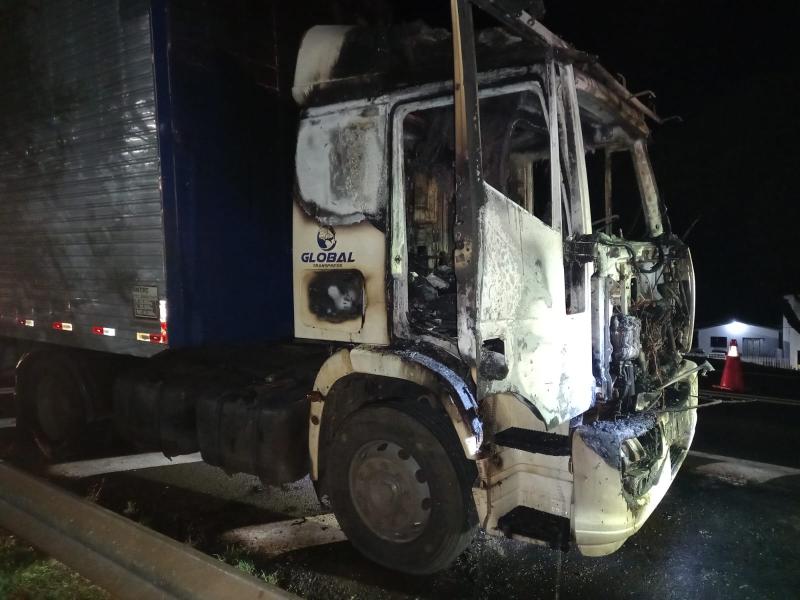 Cantagalo: CaminhÃ£o pega fogo na BR 277 