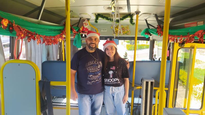 Luiz Maximovski enfeitou com tema natalino o micro-Ã´nibus do transporte dos alunos da Apae de LS