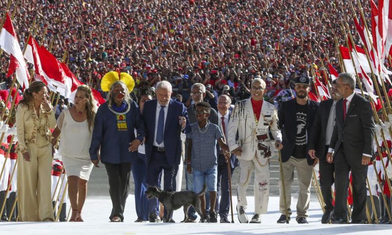 Posse - Lula sobe a rampa do Planalto e recebe faixa presidencial