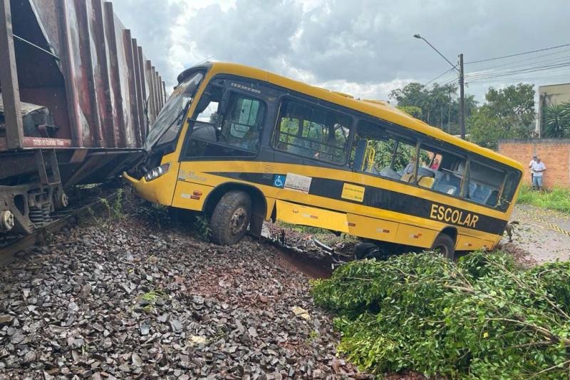 Jandaia do Sul: Ã”nibus da Apae Ã© atingido por trem e mata duas crianÃ§as 