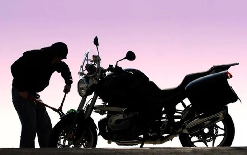 LS: Motocicleta Ã© furtada de frente a estabelecimento comercial 