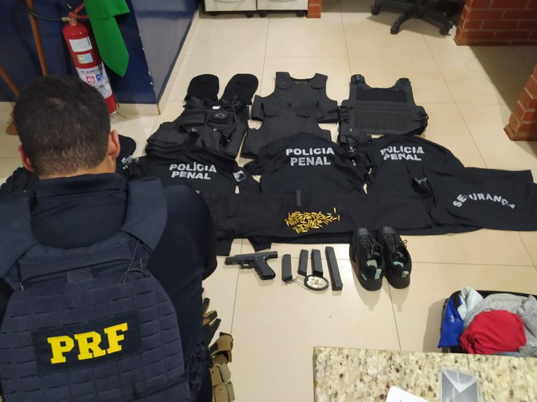 PRF apreende pistola, muniÃ§Ãµes, coletes e uniformes penais no Oeste do ParanÃ¡