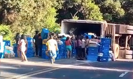 N. Laranjeiras: Carreta carregada com produtos de farmÃ¡cia tomba na BR 277 na Serra da UniÃ£o