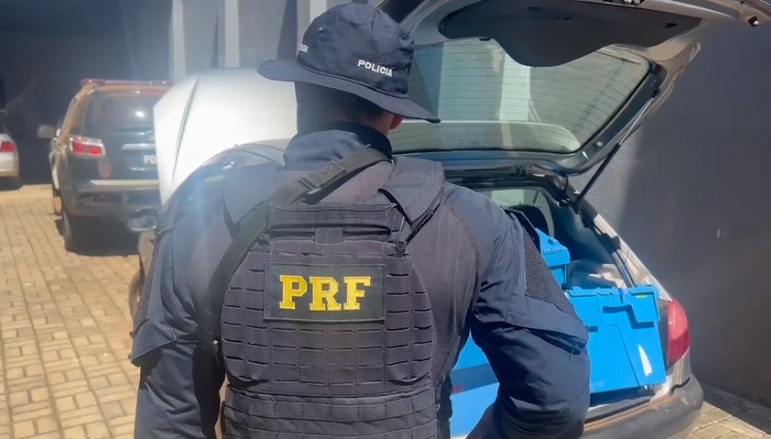 N. Laranjeiras: PRF prende dois indÃ­genas com produtos furtados de caminhÃ£o tombado