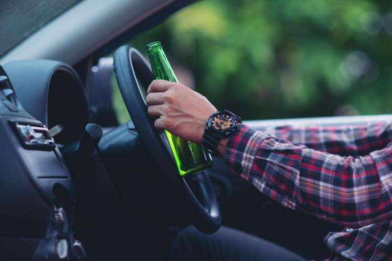 Laranjeiras: Homem "bÃªbado" bate carro em veÃ­culo estacionado no bairro santo AntÃ´nio de PÃ¡dua
