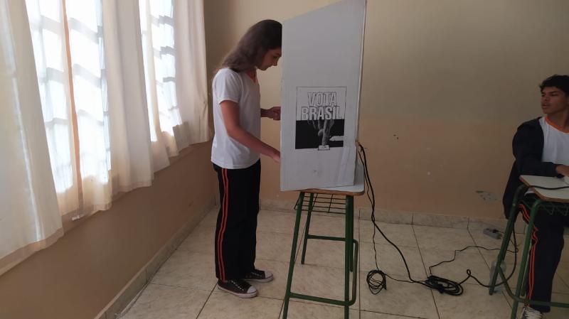 Com urna eletrÃ´nica, ColÃ©gio Laranjeiras realiza eleiÃ§Ã£o do GrÃªmio Estudantil