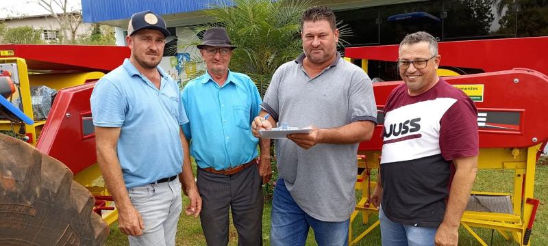 Prefeitura de Virmond beneficia produtores de duas associaÃ§Ãµes rurais 