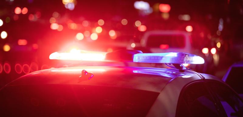 Homem ameaÃ§a esposa com faca, mas se esconde da polÃ­cia no banheiro