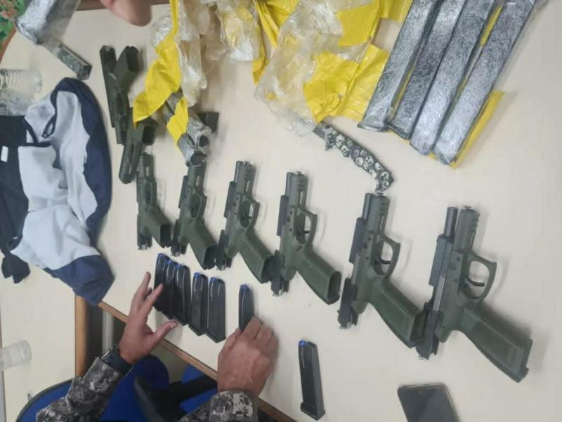 Mulher Ã© presa na Ponte da Amizade com oito armas turcas amarradas ao corpo