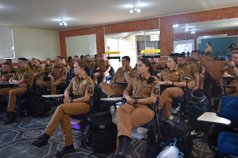 PMs participam de orientaÃ§Ã£o sobre como atender mulheres e crianÃ§as vÃ­timas de violÃªncia