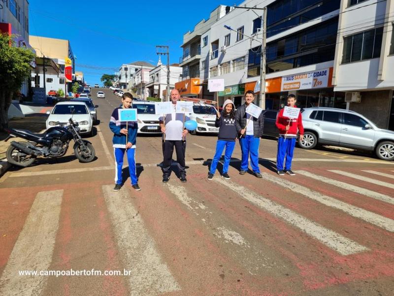 LS: Estudantes e professores conscientizam populaÃ§Ã£o para nÃ£o compartilhar fake news