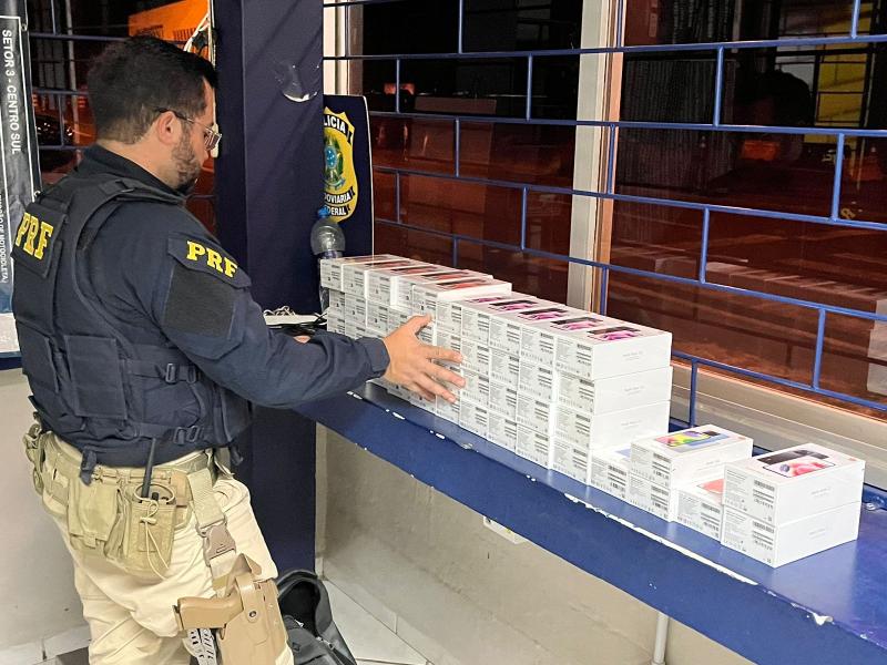 Guarapuava: PRF apreende eletrÃ´nicos e drogas com passageiros em Ã´nibus na BR 277