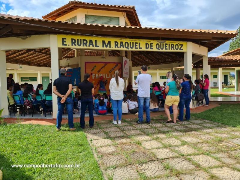 LS: Escola Raquel de Queiroz realizou programaÃ§Ã£o da famÃ­lia na escolaÂ 