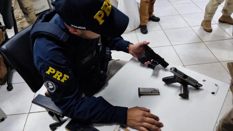 PRF apreende arma ocultada nas vestes de uma passageira de Ã´nibus na BR 277