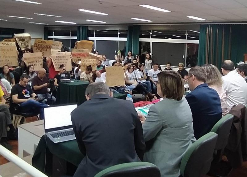 LS: Grande pÃºblico e protestos marcaram o debate para Reitor na UFFS