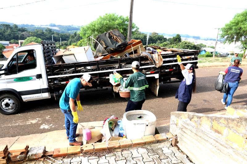 Mais de 6 tonelada de entulhos foram recolhidos no arrastÃ£o contra a Dengue no Bairro Ãgua Verde