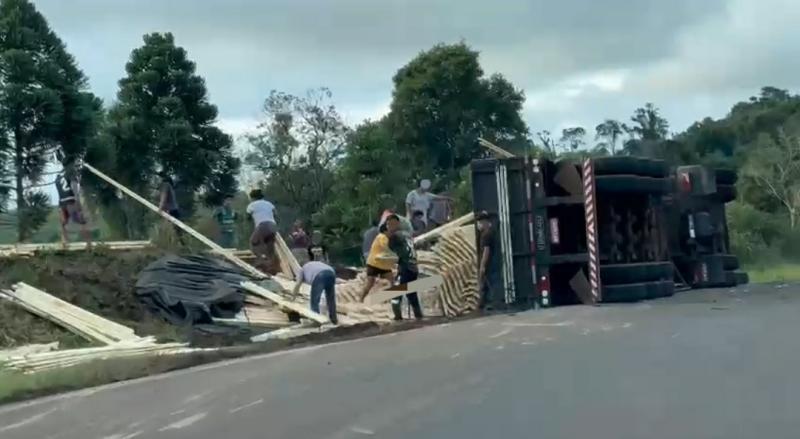 N. Laranjeiras: IndÃ­genas saqueiam carga de madeira de carreta tombada na PR-473