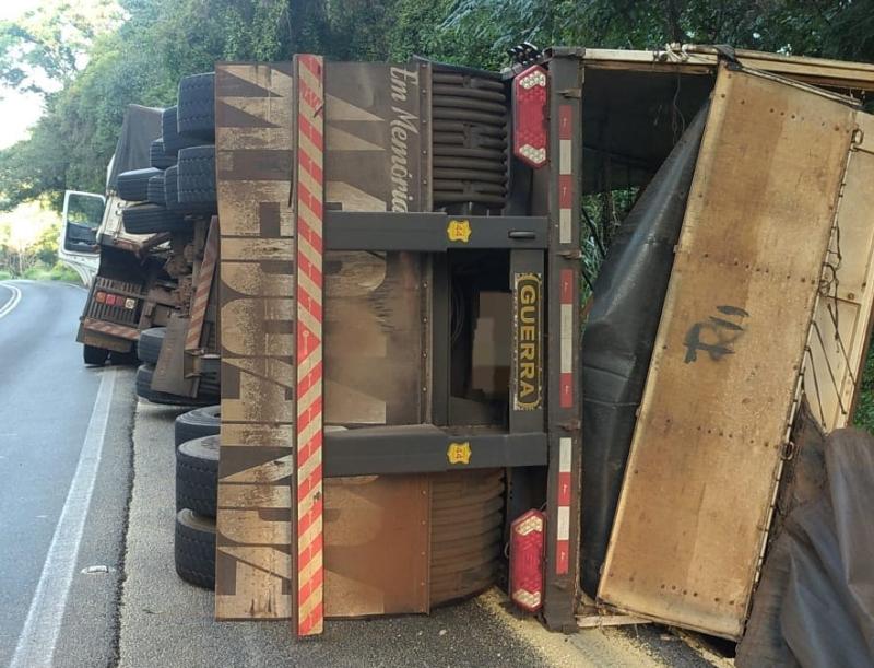 Virmomd: Carreta carregada com farelo de soja tomba na BR 277