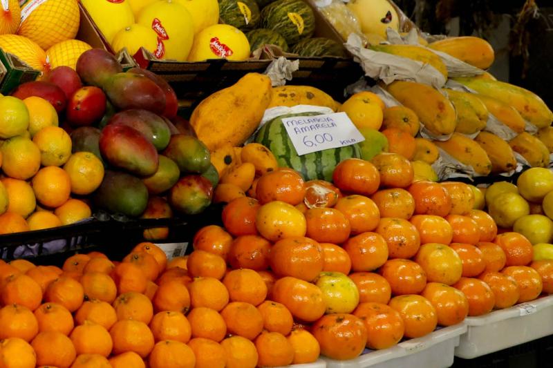 PreÃ§os de frutas da estaÃ§Ã£o, como caqui e tangerina, caem quase 30%, aponta boletim do Deral