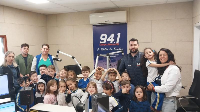 Projeto Como Ã© Grande o Meu Amor Por VocÃª teve alunos do Jardim 2 visitando a Campo Aberto FM
