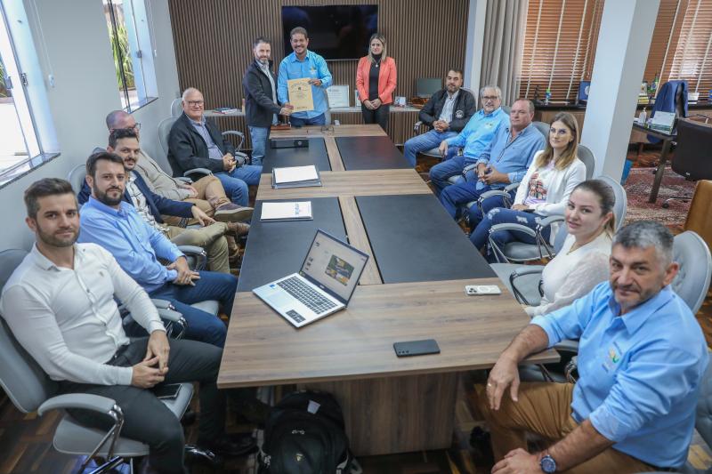 Agro Laranjeiras: prefeitura repassa escritura de transferÃªncia em definitivo do terreno