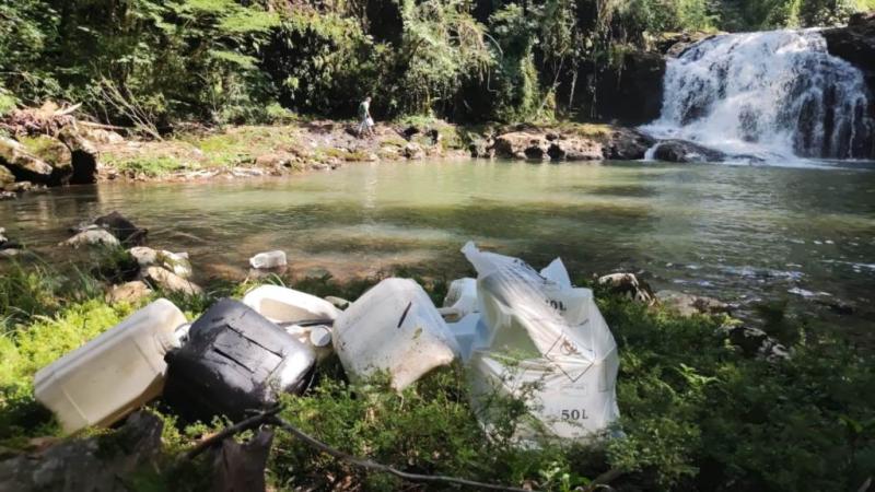 Fiscal da Adapar destaca o descarte irregular de embalagens de agrotÃ³xicos em Laranjeiras do Sul
