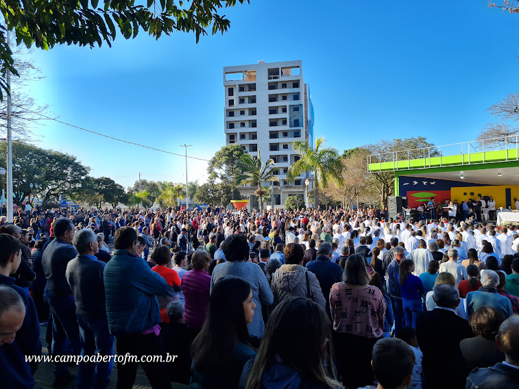 Centenas de FiÃ©is participaram da celebraÃ§Ã£o de Corpus Christi em Laranjeiras do Sul