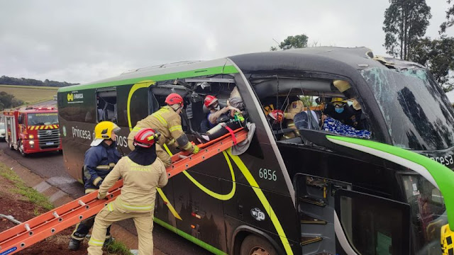 Catanduvas: ColisÃ£o entre Ã´nibus e caminhÃ£o Ã© registrado na BR 277