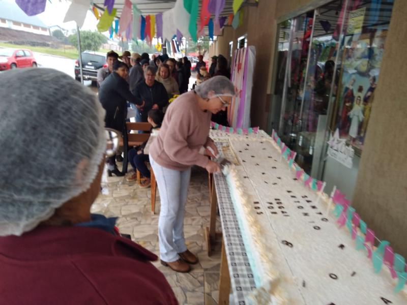 Bolo de Santo AntÃ´nio estÃ¡ sendo comercializado em Porto Barreiro
