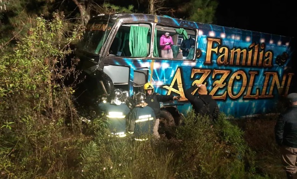 ClevelÃ¢ndia: Acidente com carro e Ã´nibus da banda FamÃ­lia Azzolini deixa dois mortos na PR-280