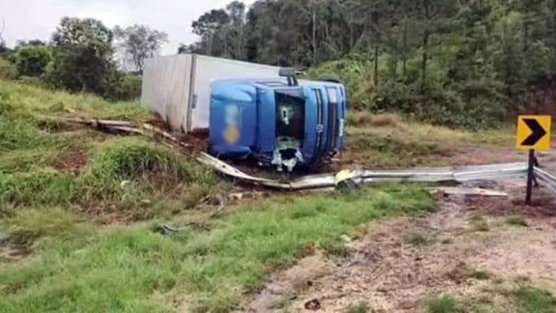 PinhÃ£o: CaminhÃ£o que saiu de Cascavel tomba na PR-170 e carga Ã© saqueada por populares