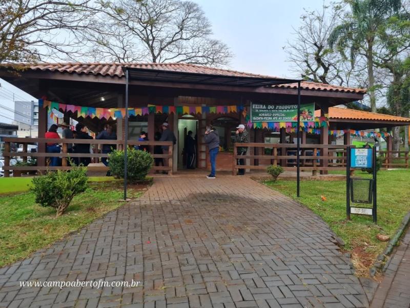 Feira do produtor de Laranjeiras do Sul promove festa junina no mercado municipal