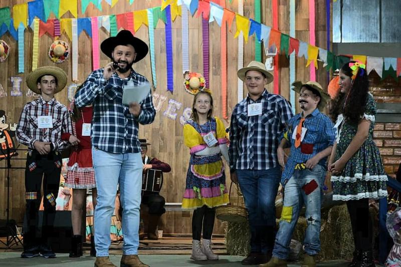 Festa Junina da Catequese da ParÃ³quia SantaÂ´Ana reuniu milhares de pessoas