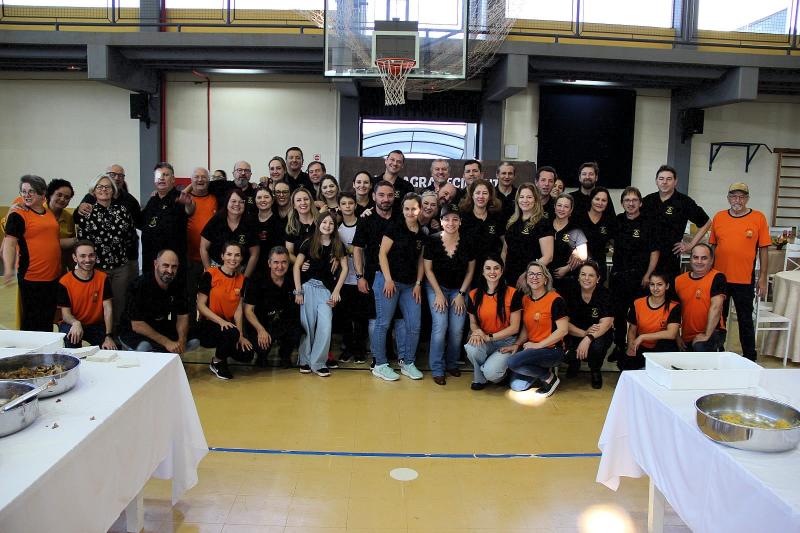 Mais de 500 almoÃ§os foram servidos na 8Âª Feijoada da APAE de Laranjeiras do Sul