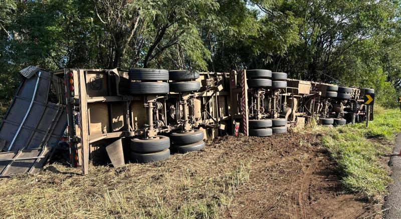CandÃ³i: Carreta carregada com adubo tomba na BR 277 e carga Ã© saqueada