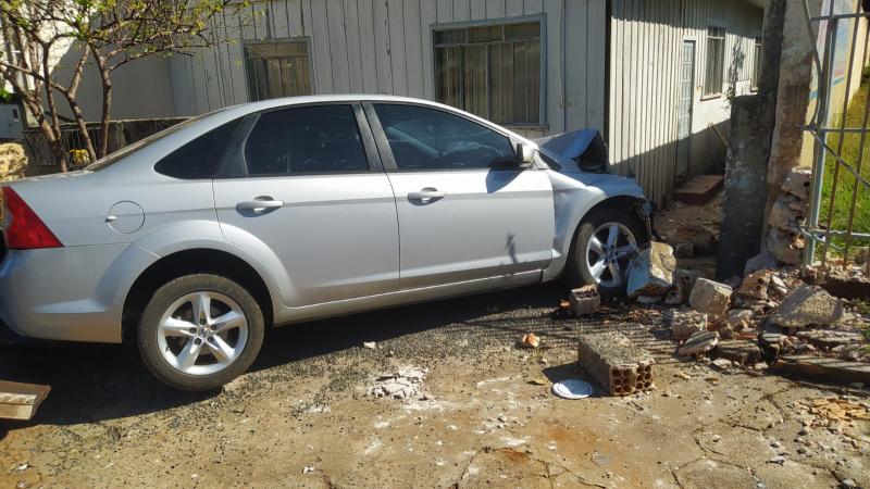 LS: VeÃ­culo desgovernado bate em muro de residÃªncia no centro