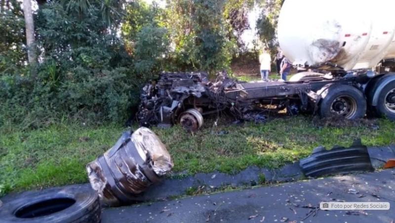 Motorista morre em acidente entre trÃªs caminhÃµes na BR-277