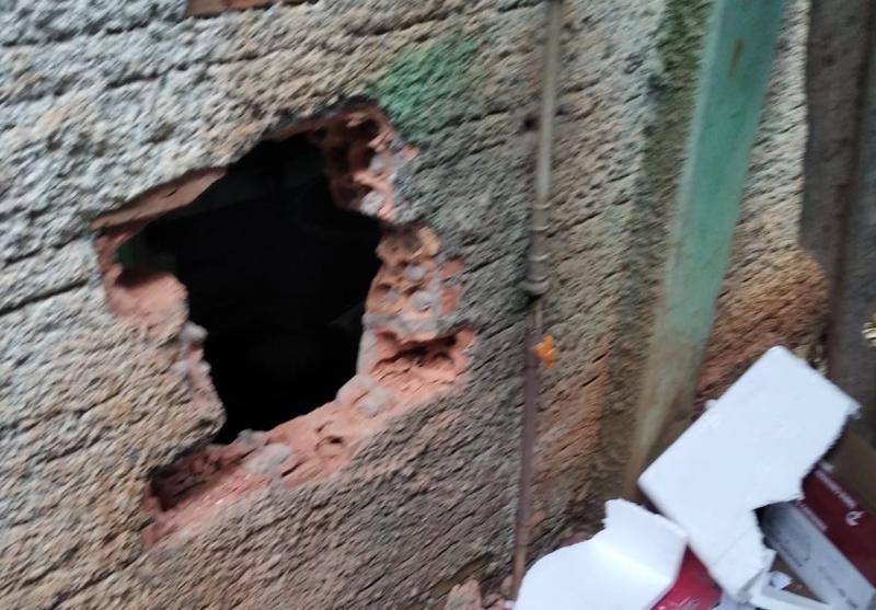 LS: Loja Ã© arrombada e bandidos furtam dois motosserras, dinheiro e outros objetos