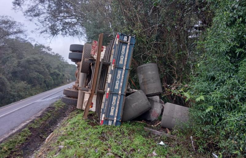 N. Laranjeiras: CaminhÃ£o carregado com manilhas tomba na BR 277