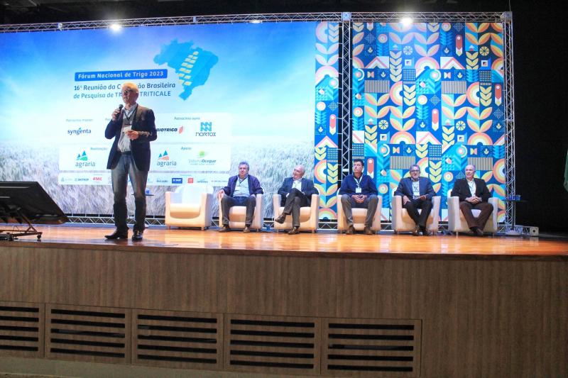 No FÃ³rum Nacional de Trigo, ParanÃ¡ defende uso da ciÃªncia e inovaÃ§Ã£o no agronegÃ³cio